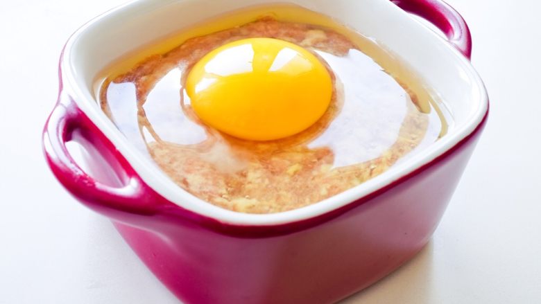 太阳蛋蒸肉,打好的鸡蛋，就可以上蒸锅蒸了，中火30分钟左右。