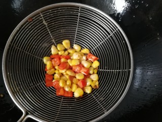 银丝馒头丁,接着把玉米粒和红椒丁也下入油锅中过下油