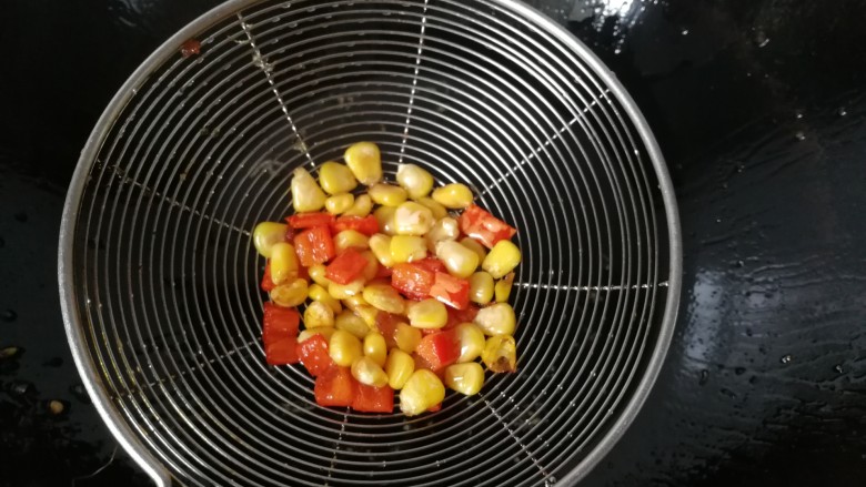 银丝馒头丁,接着把玉米粒和红椒丁也下入油锅中过下油