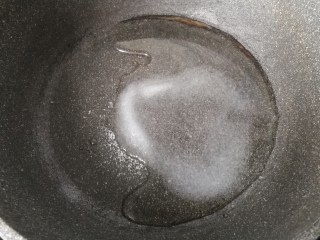 银丝馒头丁,不沾锅中放入白糖和适量清水（约40克），开始小火熬煮
