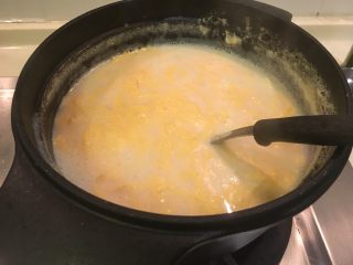 我家牛排（全餐）,煮开后打蛋、盐调味。