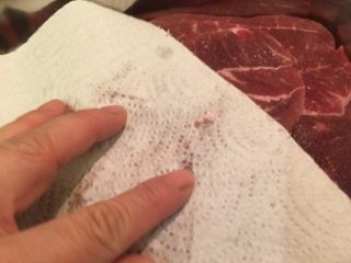 我家牛排（全餐）,用厨房纸巾轻轻的吸掉牛肉上的血水。