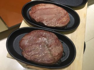 我家牛排（全餐）,将煎好的牛肩胛移到烧热的铁盘上，再进烤箱烤10～20分钟。看个人喜好选择。