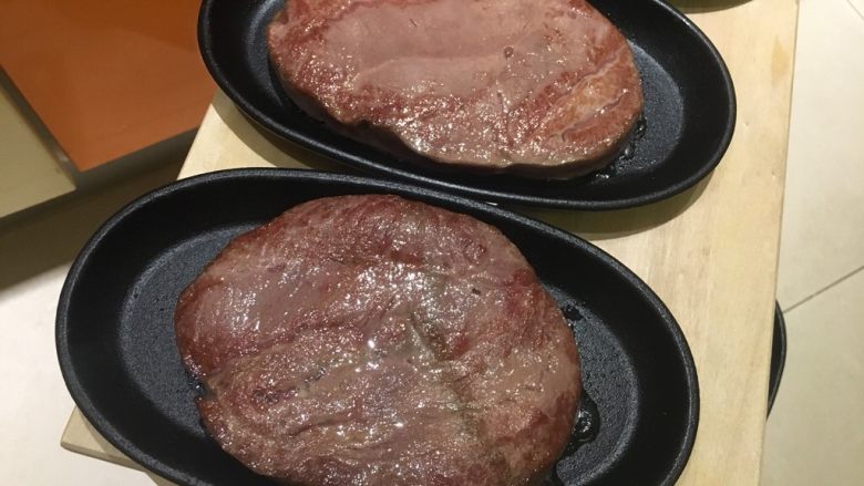 我家牛排（全餐）,将煎好的牛肩胛移到烧热的铁盘上，再进烤箱烤10～20分钟。看个人喜好选择。