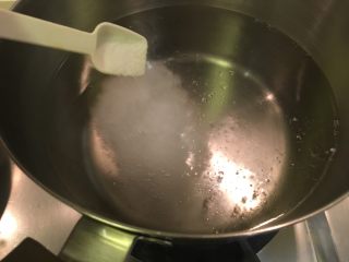 我家牛排（全餐）,起一锅水烧开，加橄榄油、盐，准备先烫青花菜，再煮意粉。