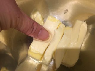 我家牛排（全餐）,无盐奶油室温放到软，手指轻压试试。