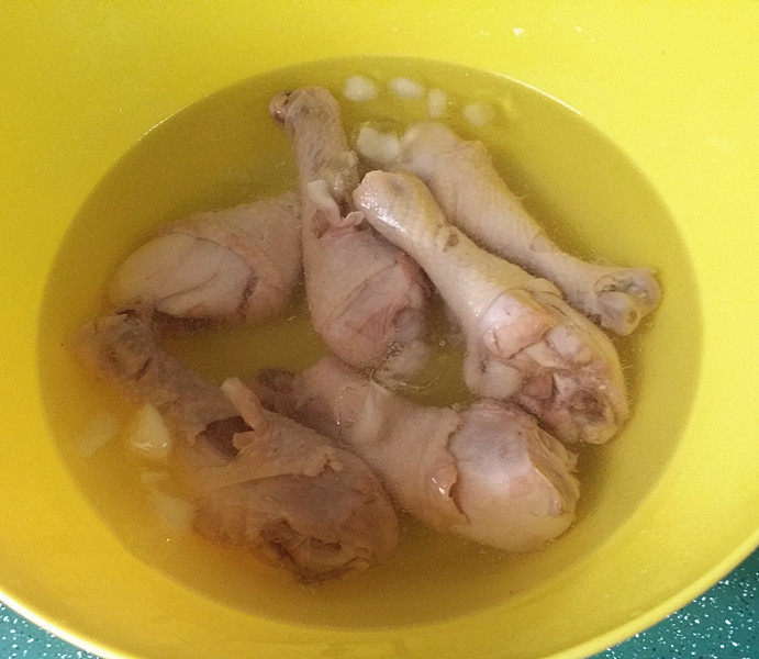 葱油鸡腿,取出迅速放入冰开水浸泡、约8~10分左右