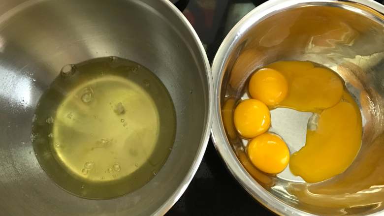 焦糖菠萝反转蛋糕,把<a style='color:red;display:inline-block;' href='/shicai/ 9'>鸡蛋</a>分离，蛋清和蛋黄分别打入无水无油的打蛋盆中。