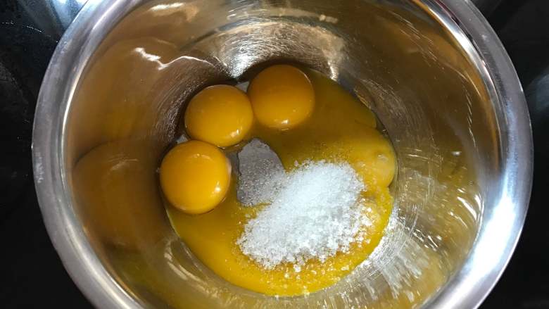 焦糖菠萝反转蛋糕,蛋黄中加入20克糖，用打蛋器打散。