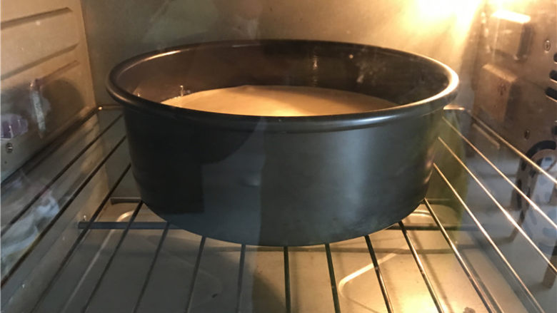 焦糖菠萝反转蛋糕,放入预热好的烤箱，上下火，160度，45-50分钟左右。