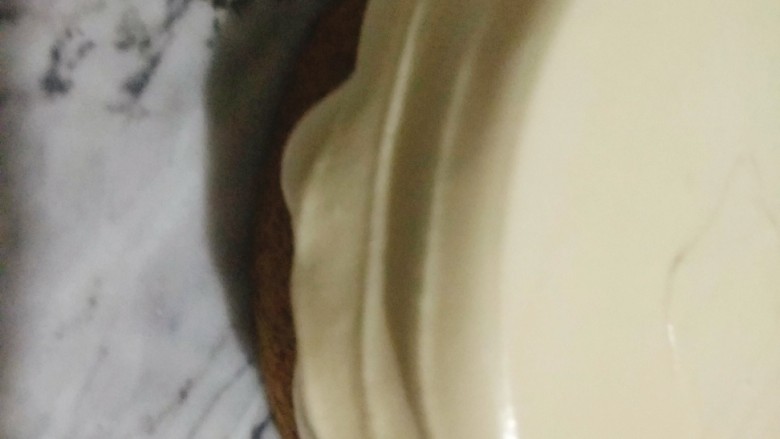 网红脏脏蛋糕~~安安原创食谱,戚风蛋糕边缘多一点淡奶油，随着抹面时可流动的淡奶油会自然垂落下来；