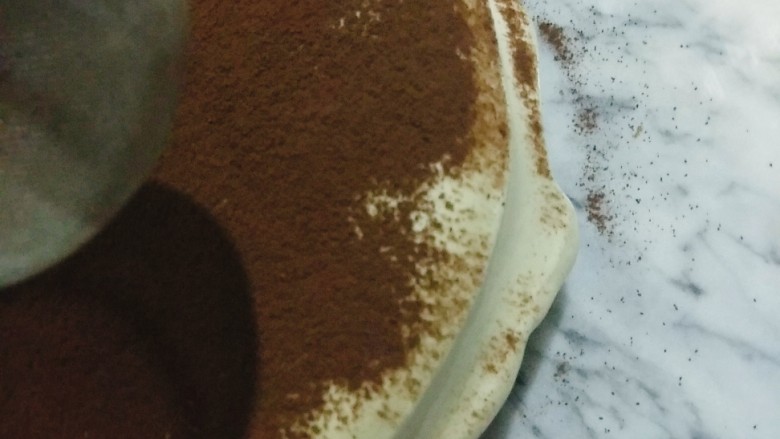 网红脏脏蛋糕~~安安原创食谱,在淡奶油上面筛上适量防潮可可粉；
