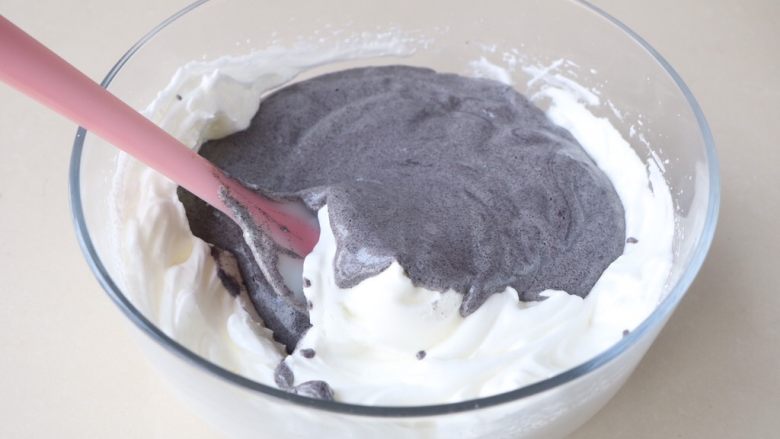 黑米糕,拌好的蛋糊倒入剩下的蛋白霜里，用同样的手法再次拌均匀；