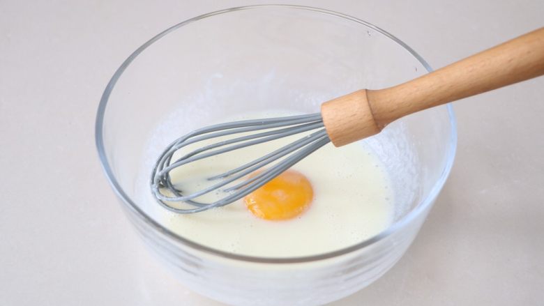 黑米糕,蛋黄分次加入搅拌均匀；