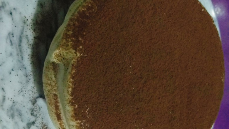网红脏脏蛋糕~~安安原创食谱,筛好可可粉的蛋糕，待用；