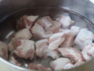 笋干炖肉,肉块冷水下锅，焯去血水，