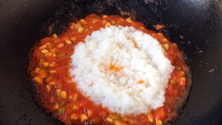 宝宝餐 番茄丝瓜补钙粥,放入一小碗提前煮好的的米粥，小火翻炒。