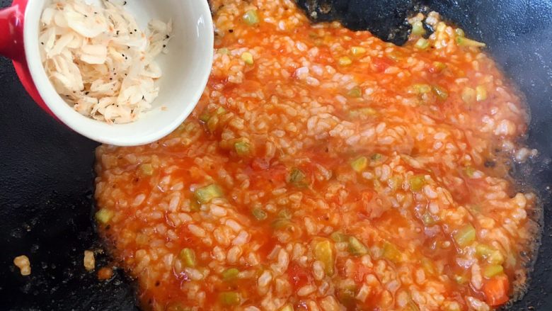 宝宝餐 番茄丝瓜补钙粥,待番茄丝瓜粥浓稠时放入小虾皮。