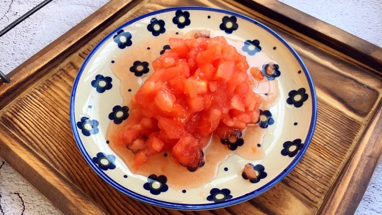宝宝餐 番茄丝瓜补钙粥,将番茄的皮去掉后切成碎丁。