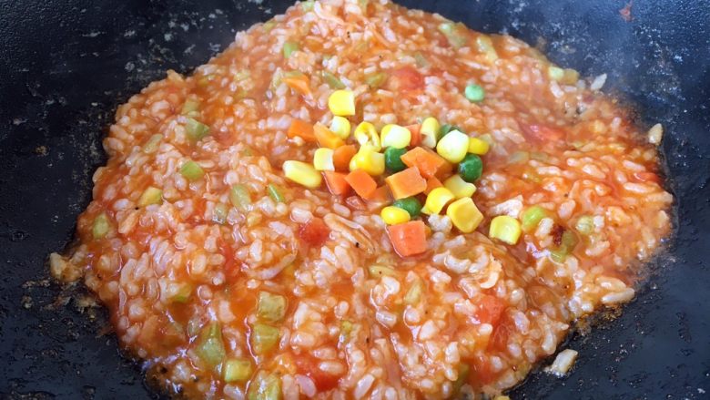 宝宝餐 番茄丝瓜补钙粥,放入煮熟的杂蔬菜（3岁以上的宝宝添加），小火再煮2～3分钟即可。