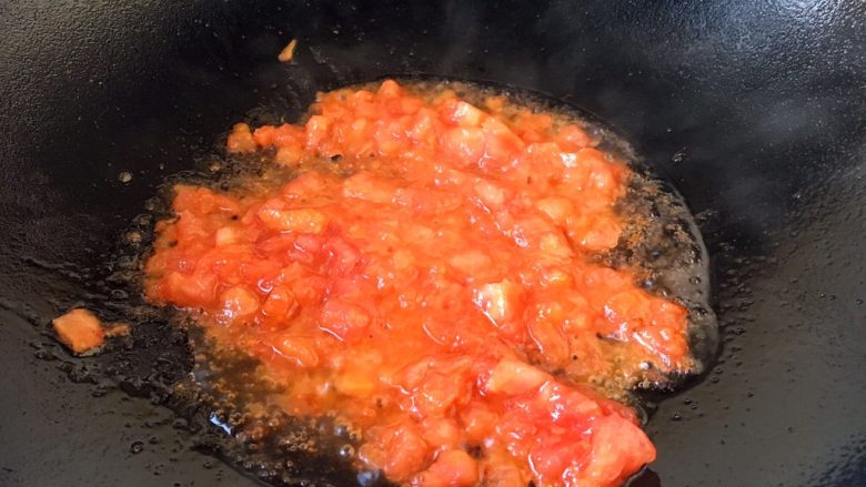 宝宝餐 番茄丝瓜补钙粥,热锅凉油，放入番茄碎，将番茄碎熬软，熬烂。