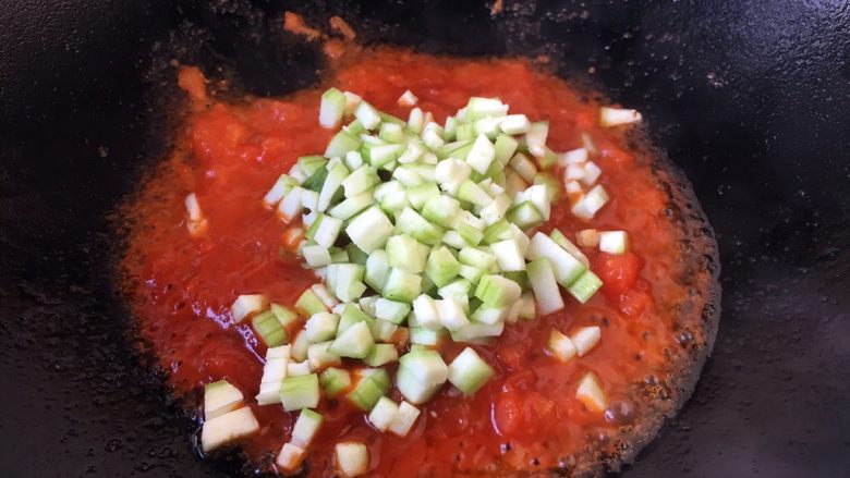 宝宝餐 番茄丝瓜补钙粥,放入丝瓜碎，将丝瓜碎熬软，熬烂，一定要等丝瓜吸足番茄汁再进行下一步。