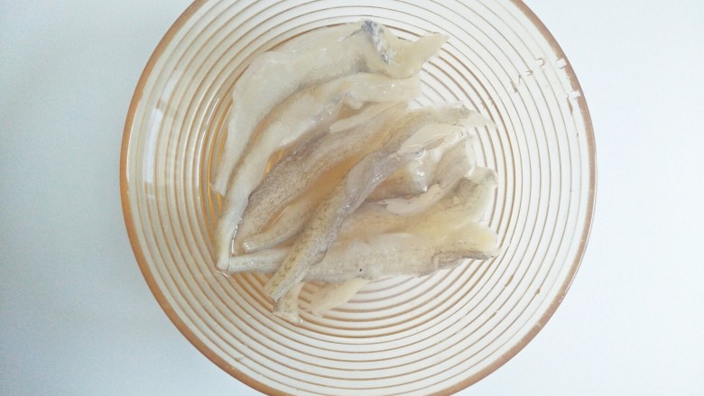 香酥龙头鱼,再放水里洗干净了（因为龙头鱼是海鱼，会带有咸味，所以要多洗两遍）