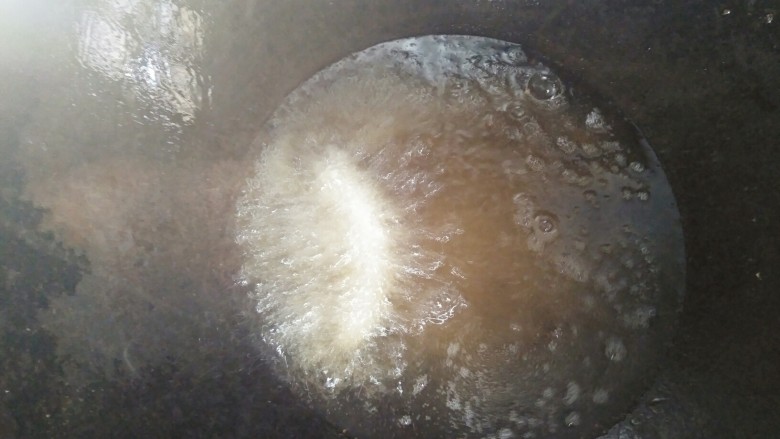 香酥龙头鱼,油温至80度即可把龙头鱼一条一条夹进油锅里炸