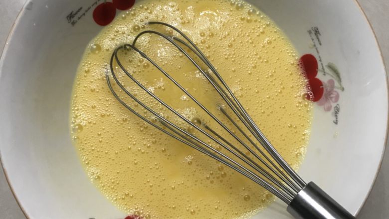 纯手工蛋卷,用手动打蛋器搅拌均匀