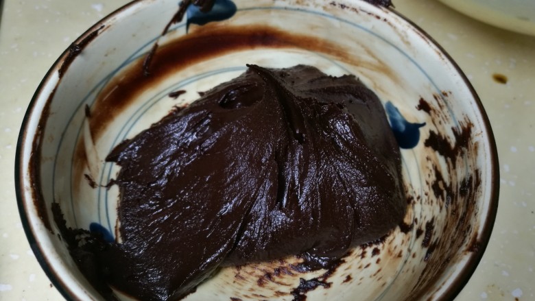 浓情豆腐布朗尼,同时巧克力加一勺牛奶，隔水融化成巧克力酱