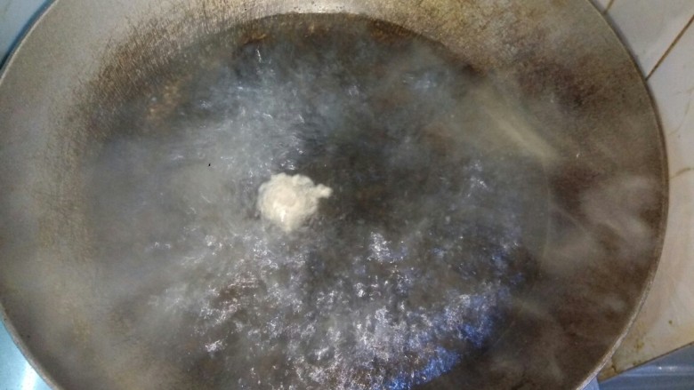 白菜叶肉丸粉丝汤,锅中放入适量清水烧开，把团好的肉丸放入锅中
