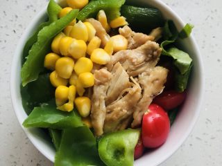 减脂利器：鸡胸沙拉,鸡胸肉用筷子夹成块，并与其他蔬菜放入碗中
