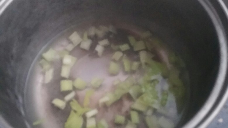 下酒小菜――凉拌花生,水开后放入切好的芹菜段，大火煮一分钟左右。