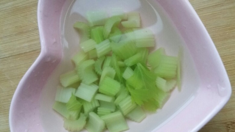 下酒小菜――凉拌花生,将煮好的芹菜放入凉开水中。