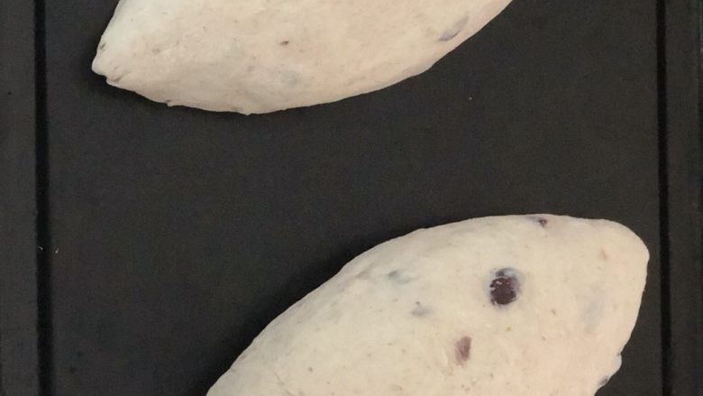 蔓越莓核桃软欧包,然后整形成橄榄形状放在烤盘内，面包坯之间要留出足够的空隙。