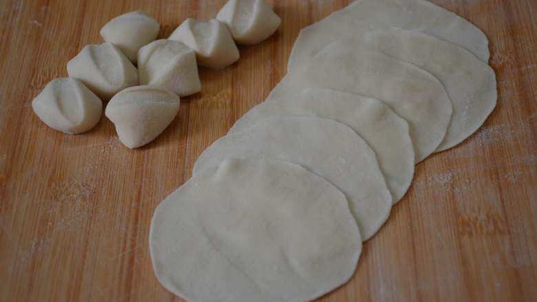 冰花素煎饺,擀皮，要注意力度，擀成中间厚四周薄的面皮，这样包出来的饺子好吃。