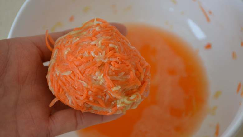 冰花素煎饺,茭瓜和胡萝卜丝析出许多水分，用手攥干水分，多余的水分倒掉。