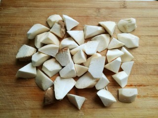 脆皮杏鲍菇,杏鲍菇洗净后切成滚刀块。