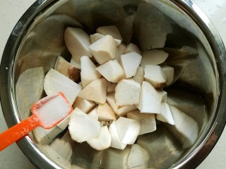 脆皮杏鲍菇,切好的杏鲍菇放入盆内加入适量的盐。