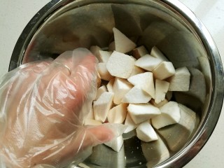 脆皮杏鲍菇,用手抓匀腌制30分钟。