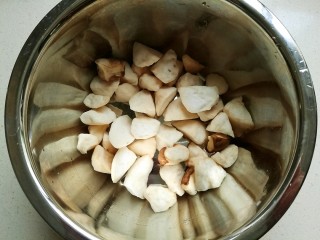 脆皮杏鲍菇,腌制30分钟后的杏鲍菇会出些水份，把杏鲍菇挤出水份。