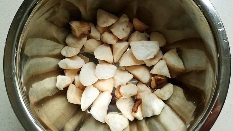 脆皮杏鲍菇,腌制30分钟后的杏鲍菇会出些水份，把杏鲍菇挤出水份。