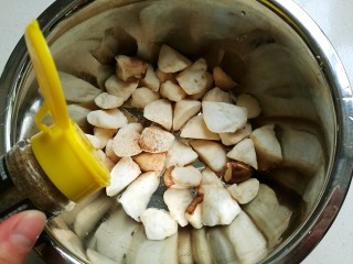 脆皮杏鲍菇,在挤去水份的杏鲍菇中加入五香粉。