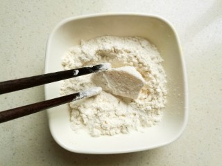 脆皮杏鲍菇,取一块杏鲍菇，均匀沾满面粉。