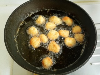 脆皮杏鲍菇,炸至杏鲍菇金黄时捞出。