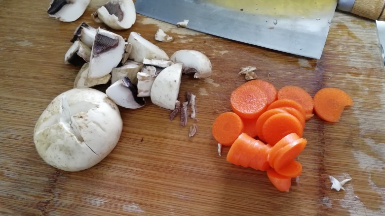 蘑菇青菜汤年糕,蘑菇切块，胡萝卜切片