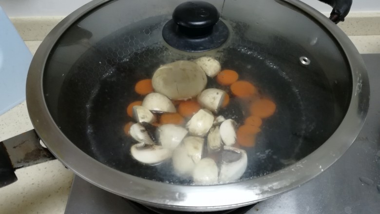 蘑菇青菜汤年糕,蘑菇，胡萝卜入锅