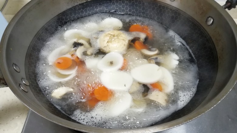 蘑菇青菜汤年糕,烧开