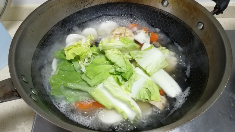 蘑菇青菜汤年糕,大白菜入锅