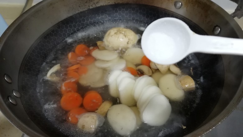蘑菇青菜汤年糕,锅里放盐